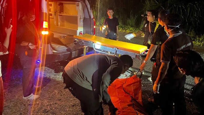 Polisi lakukan evakuasi jenazah korban yang tertemper kereta api di Empat Lawang
