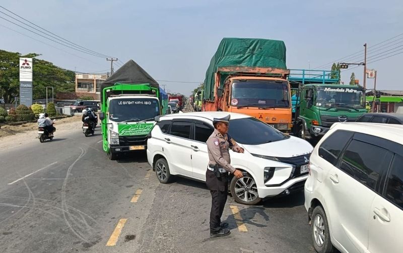 Polisi melakukan rekayasa lalin di TKP Polisi melakukan rekayasa lalin di TKP
