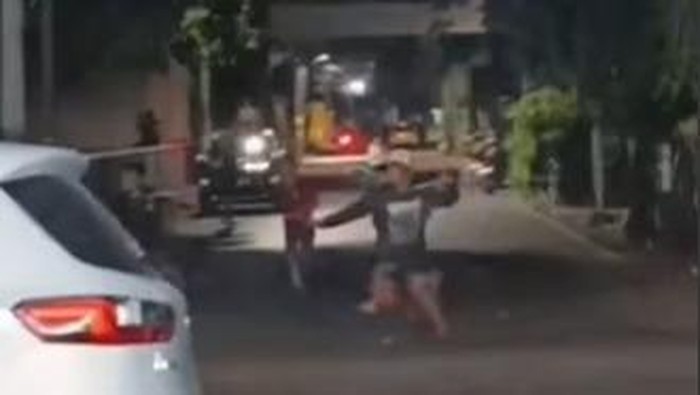 Polisi meluruskan informasi viral soal perang kelompok pakai busur panah di Makassar.