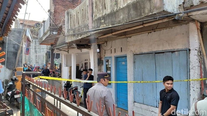 Polisi memasang police line saat penggeledahan rumah terduga pelaku penyebab ledakan di Dadaha.