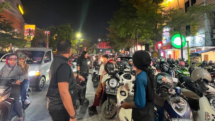 Polisi menertibkan puluhan jukir liar di sekitar Mal Panakkukang (MP) Makassar.