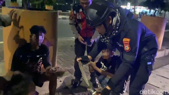 Polisi mengamankan tiga remaja membawa senjata di Makassar saat sedang membuntuti pengendara lain.