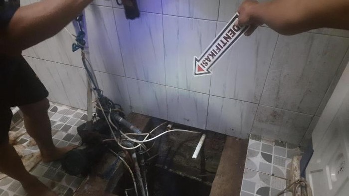 Polisi saat melakukan olah TKP warga tewas jatuh terperosok ke dalam sumurt