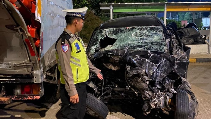 Polisi saat menunjukkan kendaraan yang mengalami kecelakaan di Tol Lampung