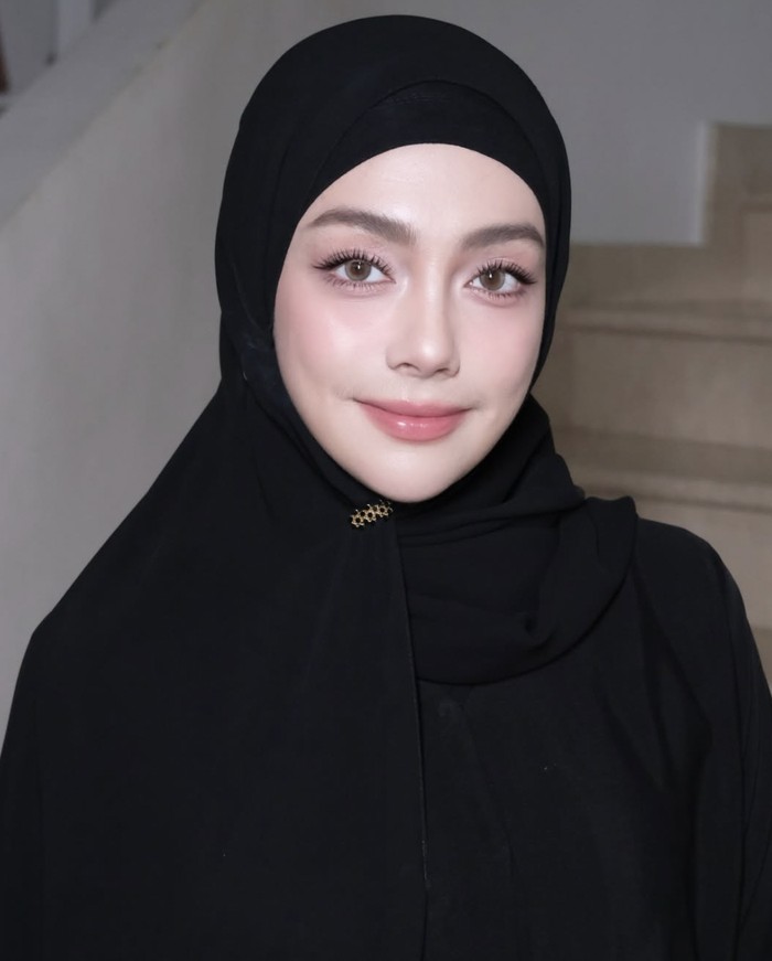 Potret Celine Evangelista saat Belanja Buah hingga Kulineran di Madinah
