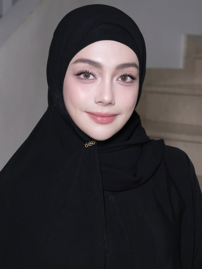 Potret Celine Evangelista saat Belanja Buah hingga Kulineran di Madinah