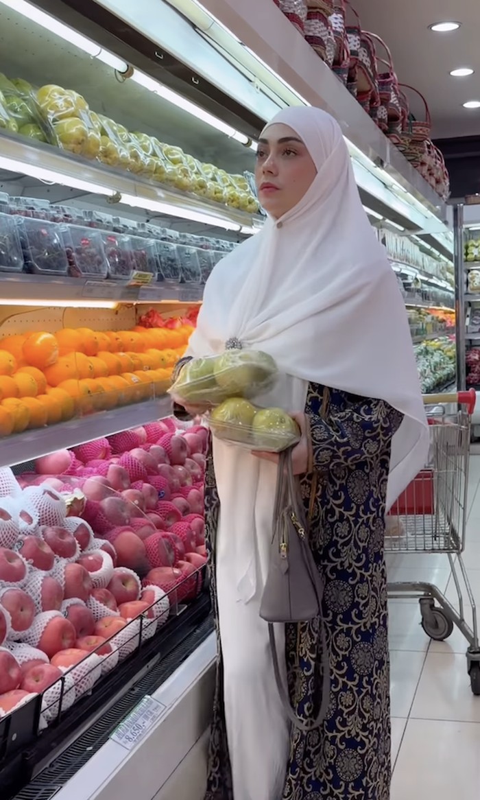 Potret Celine Evangelista saat Belanja Buah hingga Kulineran di Madinah