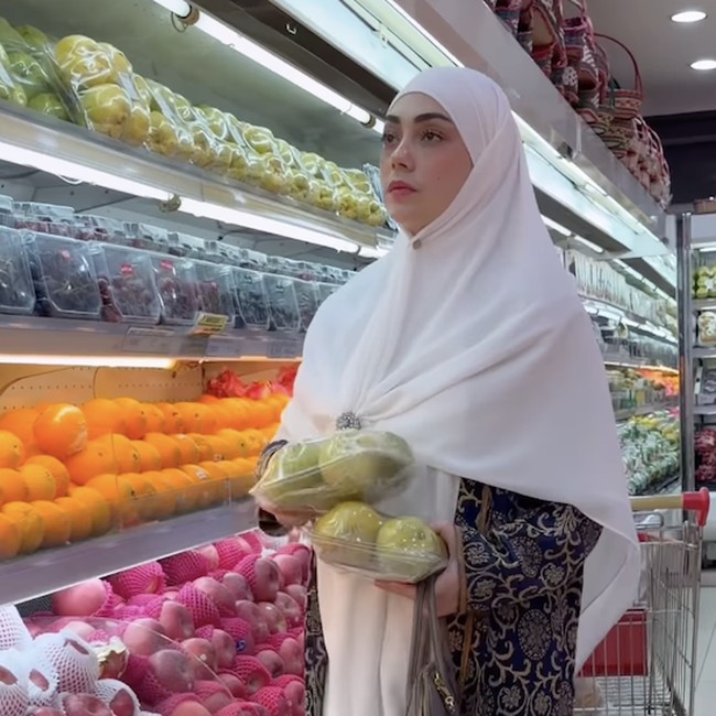 Potret Celine Evangelista saat Belanja Buah hingga Kulineran di Madinah