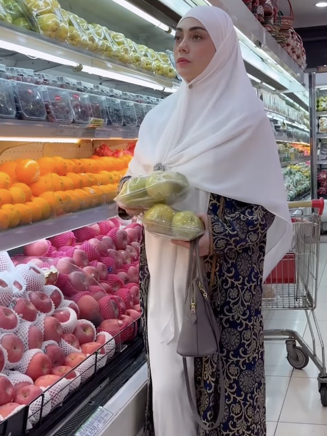 Potret Celine Evangelista saat Belanja Buah hingga Kulineran di Madinah
