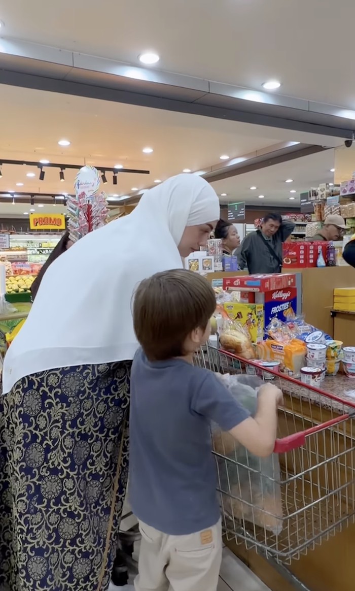 Potret Celine Evangelista saat Belanja Buah hingga Kulineran di Madinah