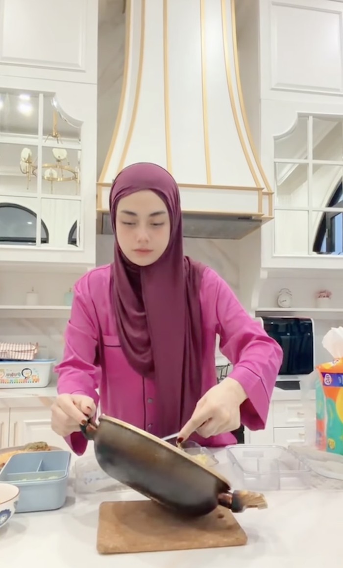 Potret Celine Evangelista saat Belanja Buah hingga Kulineran di Madinah