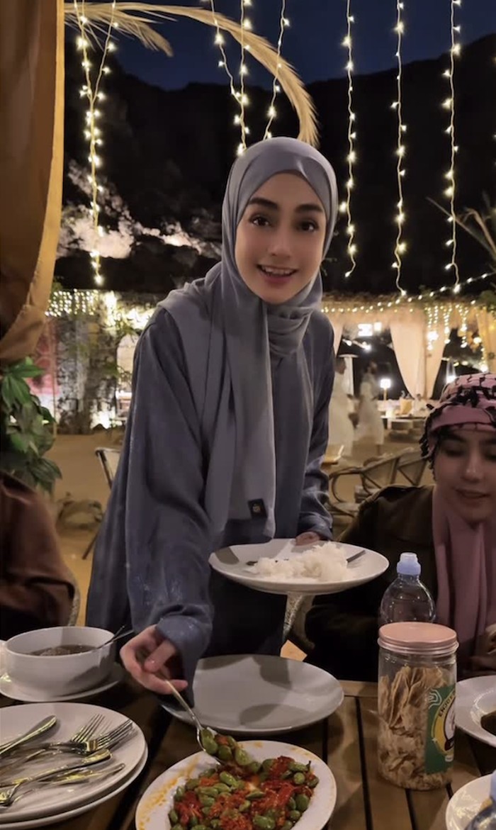 Potret Celine Evangelista saat Belanja Buah hingga Kulineran di Madinah