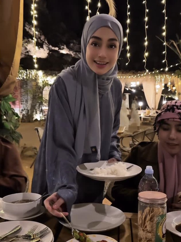 Potret Celine Evangelista saat Belanja Buah hingga Kulineran di Madinah