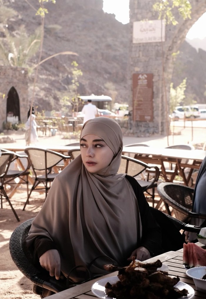 Potret Celine Evangelista saat Belanja Buah hingga Kulineran di Madinah