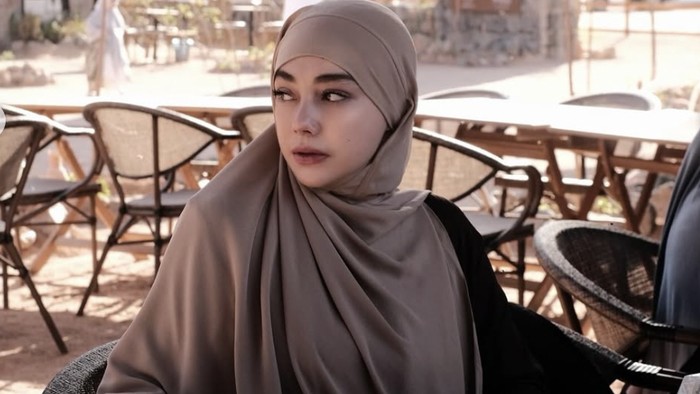 Potret Celine Evangelista saat Belanja Buah hingga Kulineran di Madinah