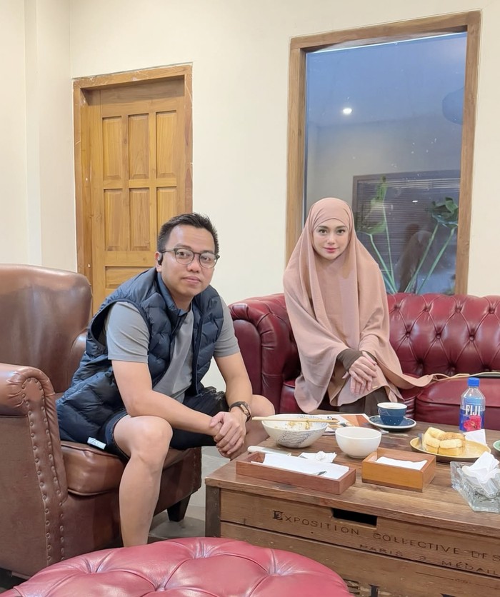 Potret Celine Evangelista saat Belanja Buah hingga Kulineran di Madinah