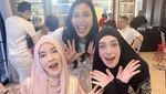 Potret Celine Evangelista saat Belanja Buah hingga Kulineran di Madinah