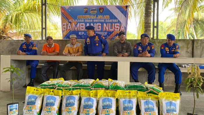 Program JALUR Polda Riau hadir di pesisir Dumai, menyalurkan bansos dan menanam pohon, Minggu (12/7/2026).