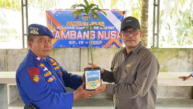 Program JALUR Polda Riau hadir di pesisir Dumai, menyalurkan bansos dan menanam pohon, Minggu (12/7/2026).