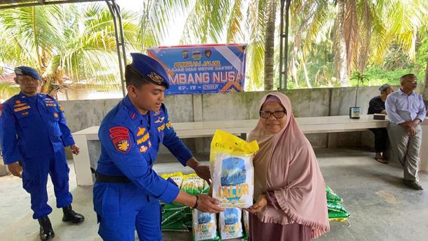Program JALUR Polda Riau hadir di pesisir Dumai, menyalurkan bansos dan menanam pohon, Minggu (12/7/2026).