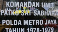Mobil tersebut menjadi salah satu koleksi yang banyak dikerumuni pengunjung untuk berfoto dan melihat detail tampilannya.