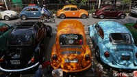 Puluhan mobil klasik Volkswagen Beetle atau VW Kodok dipamerkan di kawasan Sarinah, Jakarta, Minggu (12/7/2026).