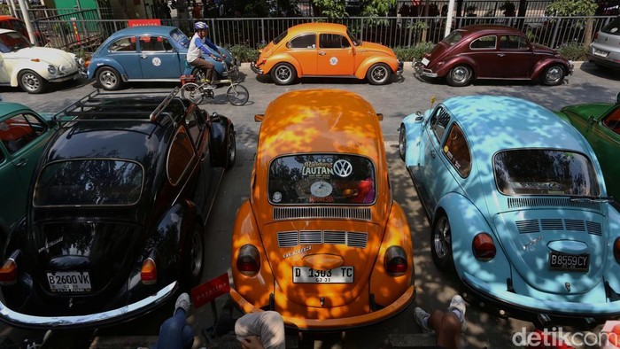 Puluhan mobil klasik Volkswagen Beetle atau VW Kodok dipamerkan di kawasan Sarinah, Jakarta, Minggu (12/7/2026).