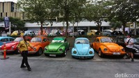 Pameran tersebut menghadirkan berbagai koleksi milik para penggemar mobil vintage dari beragam generasi dan kondisi.