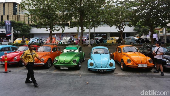 Puluhan mobil klasik Volkswagen Beetle atau VW Kodok dipamerkan di kawasan Sarinah, Jakarta, Minggu (12/7/2026).