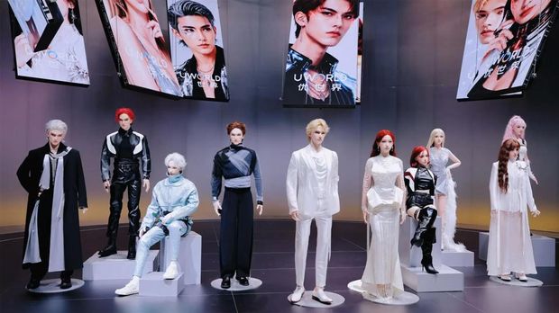 Robot bionik UBTECH tampil di catwalk Shenzhen. Meski diklaim super-realistis, netizen justru menghujat pergerakan kakunya dan menyebut mirip zombi estetis.