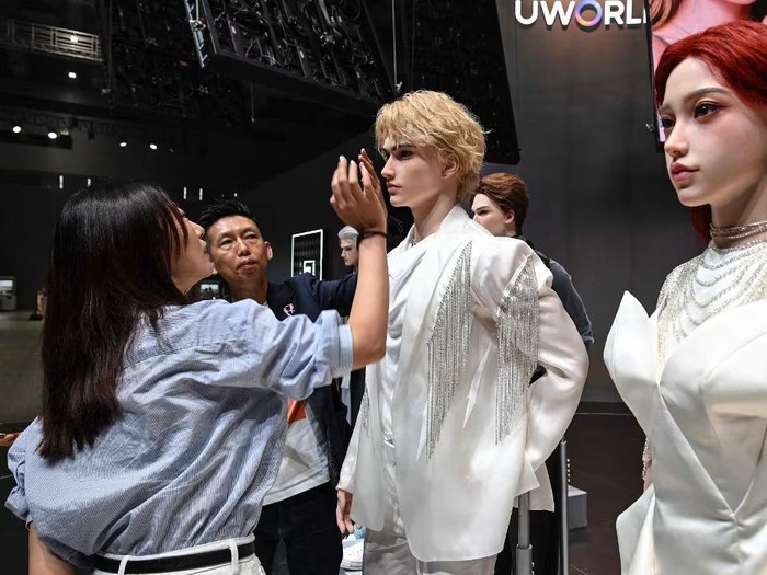 Robot bionik UBTECH tampil di catwalk Shenzhen. Meski diklaim super-realistis, netizen justru menghujat pergerakan kakunya dan menyebut mirip zombi estetis.