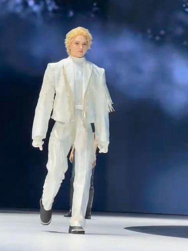 Robot bionik UBTECH tampil di catwalk Shenzhen. Meski diklaim super-realistis, netizen justru menghujat pergerakan kakunya dan menyebut mirip zombi estetis.