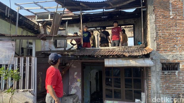 Rumah di Semarang Terbakar Rumah dua lantai di Kelurahan Wonodri, Kecamatan Semarang Selatan, Kota Semarang, yang terbakar, Minggu (12/7/2026).