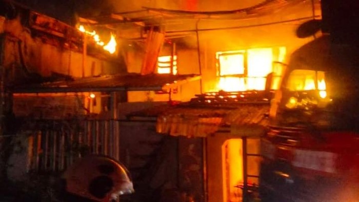 Rumah dua lantai di Kelurahan Wonodri, Kecamatan Semarang Selatan, Kota Semarang, yang terbakar, Minggu (12/7/2026).