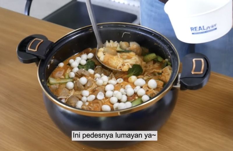 YouTuber Korea bikin seblak
