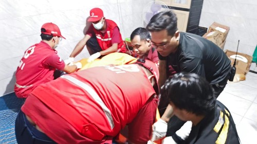 Sejumlah petugas mengevakuasi jenazah driver ojol inisial RRM (31) dari kamar kos di Jalan Besakih, Denpasar, Sabtu (11/7/2026) malam. (Dok. Polsek Denpasar Selatan)