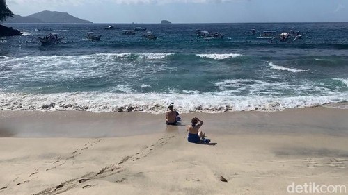 Sejumlah wisatawan hendak melakukan aktivitas snorkeling di Pantai Blue Lagoon, Padangbai, Karangasem, Bali, Minggu (12/7/2026). (Foto: I Wayan Selamat Juniasa/detikBali)