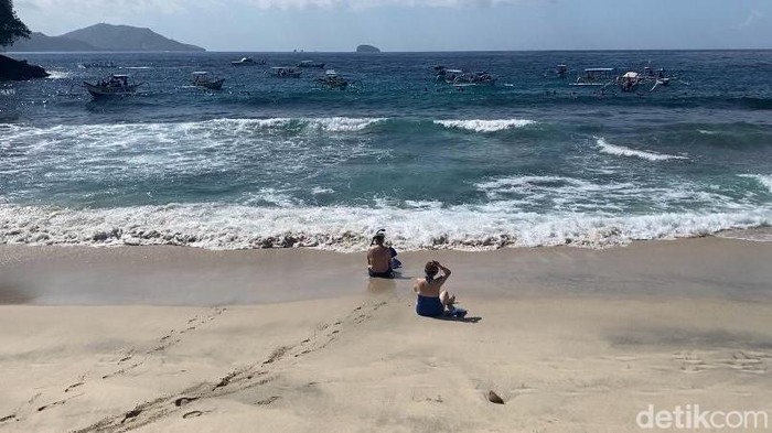 Sejumlah wisatawan hendak melakukan aktivitas snorkeling di Pantai Blue Lagoon, Padangbai, Karangasem, Bali, Minggu (12/7/2026). (Foto: I Wayan Selamat Juniasa/detikBali)