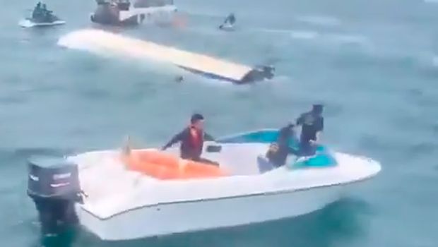 Setidaknya 15 turis India meninggal ketika sebuah kapal terbalik di lepas pantai pulau Phu Quoc di selatan Vietnam pada Sabtu (11/7/2026). Setidaknya 15 turis India meninggal ketika sebuah kapal terbalik di lepas pantai pulau Phu Quoc di selatan Vietnam pada Sabtu (11/7/2026). (Tangkapan Layar X/@CerfiaFR)