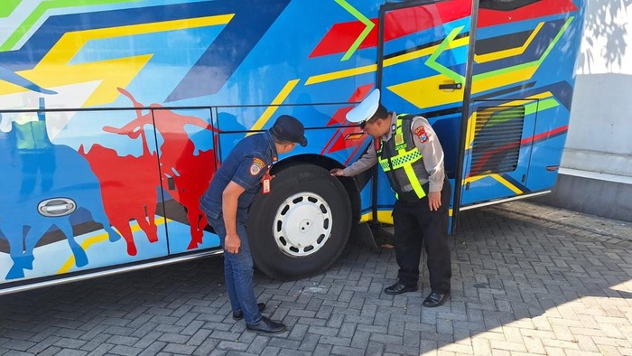 Sidak Ramp Check bus pariwisata di Kota Batu