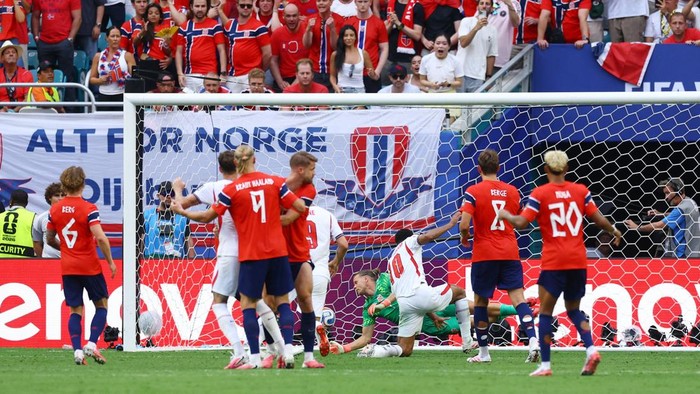 Soccer Football - FIFA World Cup 2026 - Quarter Final - Norway v England - Miami Stadium, Miami Gardens, Florida, U.S. - July 11, 2026 Englands Jude Bellingham scores their second goal past Norways Orjan Nyland IMAGN IMAGES via Reuters/Nathan Ray S