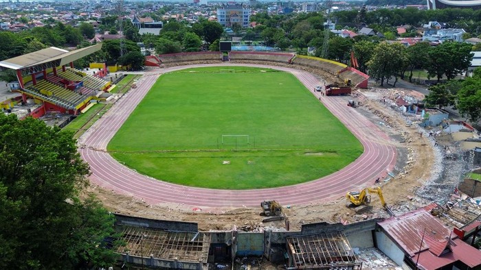 Operator menjalankan alat berat untuk membongkar Stadion H Agus Salim di Padang, Sumatera Barat, Sabtu (11/7/2026). Pembongkaran stadion kebanggaan Urang Minang itu mulai dilakukan sebagai tahap dari rekonstruksi total stadion dan kawasannya selama 18 bulan ke depan oleh Kementerian Pekerjaan Umum. ANTARA FOTO/Fitra Yogi/bar