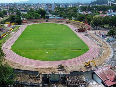 Operator menjalankan alat berat untuk membongkar Stadion H Agus Salim di Padang, Sumatera Barat, Sabtu (11/7/2026). Pembongkaran stadion kebanggaan Urang Minang itu mulai dilakukan sebagai tahap dari rekonstruksi total stadion dan kawasannya selama 1