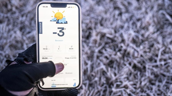Wisatawan menujukkan suhu udara yang turun hingga minus tiga derajat celcius dan menyebabkan embun beku  di Lapangan Pandawa, dataran tinggi Dieng, Banjarnegara, Jawa Tengah, Minggu (12/7/2026). Badan Meteorologi, Klimatologi, dan Geofisika (BMKG) menjelaskan bahwa fenomena embun beku atau embun upas di dataran tinggi Dieng terjadi pada musim kemarau sekitar Juni - September akibat angin monsun Australia yang membawa massa udara kering sehingga suhu permukaan dapat turun hingga di bawah nol derajat celsius dan membekukan uap air menjadi embun beku. ANTARA FOTO/Aprillio Akbar/YU