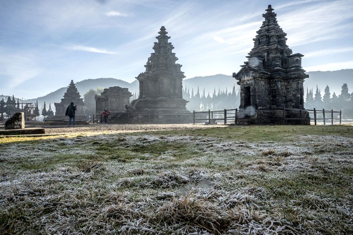 Wisatawan menujukkan suhu udara yang turun hingga minus tiga derajat celcius dan menyebabkan embun beku  di Lapangan Pandawa, dataran tinggi Dieng, Banjarnegara, Jawa Tengah, Minggu (12/7/2026). Badan Meteorologi, Klimatologi, dan Geofisika (BMKG) menjelaskan bahwa fenomena embun beku atau embun upas di dataran tinggi Dieng terjadi pada musim kemarau sekitar Juni - September akibat angin monsun Australia yang membawa massa udara kering sehingga suhu permukaan dapat turun hingga di bawah nol derajat celsius dan membekukan uap air menjadi embun beku. ANTARA FOTO/Aprillio Akbar/YU
