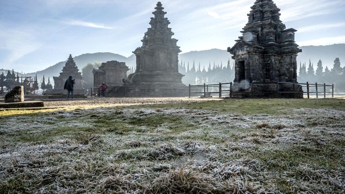 Wisatawan menujukkan suhu udara yang turun hingga minus tiga derajat celcius dan menyebabkan embun beku  di Lapangan Pandawa, dataran tinggi Dieng, Banjarnegara, Jawa Tengah, Minggu (12/7/2026). Badan Meteorologi, Klimatologi, dan Geofisika (BMKG) menjelaskan bahwa fenomena embun beku atau embun upas di dataran tinggi Dieng terjadi pada musim kemarau sekitar Juni - September akibat angin monsun Australia yang membawa massa udara kering sehingga suhu permukaan dapat turun hingga di bawah nol derajat celsius dan membekukan uap air menjadi embun beku. ANTARA FOTO/Aprillio Akbar/YU
