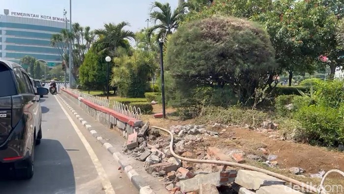 Tembok pembatas jalan di sekitar taman Tugu Muda, Kecamatan Semarang Tengah, Kota Semarang, yang tertbrak mobil sedan, Minggu (12/7/2026).
