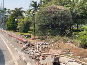 Penampakan Tembok Taman Tugu Muda Jebol Diseruduk Sedan