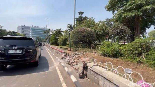 Tembok Taman Tugu Muda Jebok Diseruduk Sedan Tembok pembatas jalan di sekitar taman Tugu Muda, Kecamatan Semarang Tengah, Kota Semarang, yang tertbrak mobil sedan, Minggu (12/7/2026).