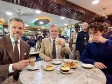 Saat Nolan Cs Nikmati Chai Sebelum Premiere The Odyssey di Mumbai